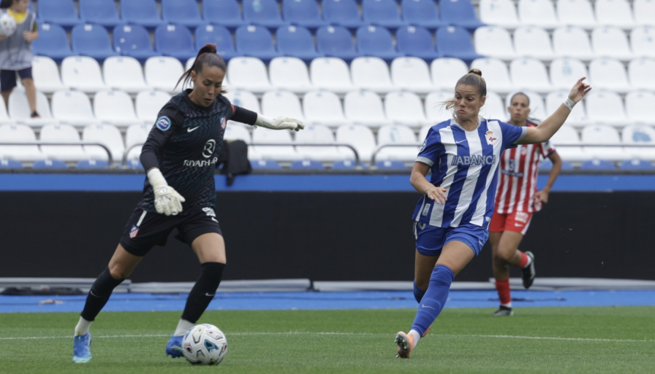 Millene presiona a Lola Gallardo en el partido entre Deportivo y Atlético de Madrid