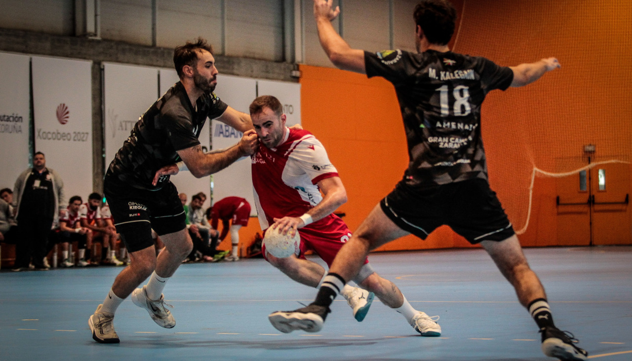 Javi Rodríguez Moya trata de superar la defensa de Zarautz