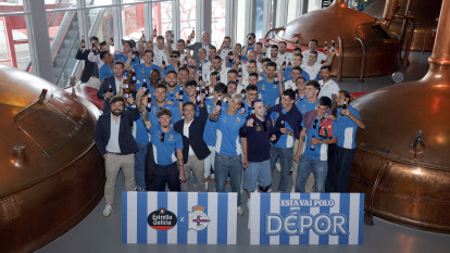 El Deportivo visita el museo MEGA de Estrella Galicia tras certificar el ascenso a Primera División