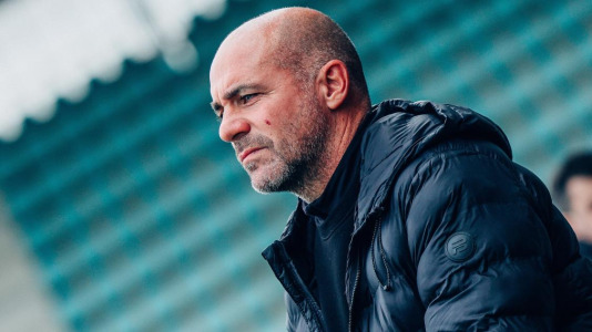 Walter Pandiani, técnico del Palencia CF, da instrucciones durante un partido