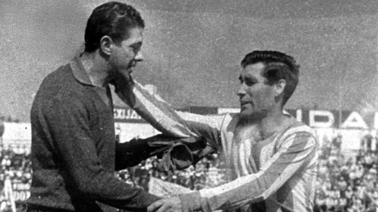 Arsenio saluda a Otero, compañero suyo antes en el Deportivo y después en el Granada, en los prolegómenos de un encuentro entre los nazaríes y el Betis en Los Cármenes