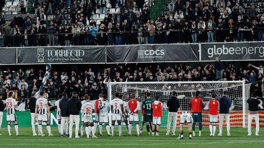Los jugadores del Castellón reciben el apoyo de Castalia tras su derrota ante el Racing de la pasada semana (1-3)