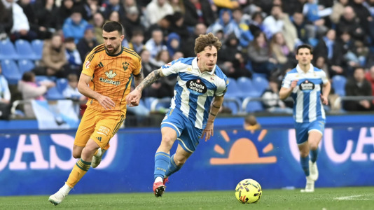 Mario Soriano, conduciendo el balón en el Deportivo-Albacete