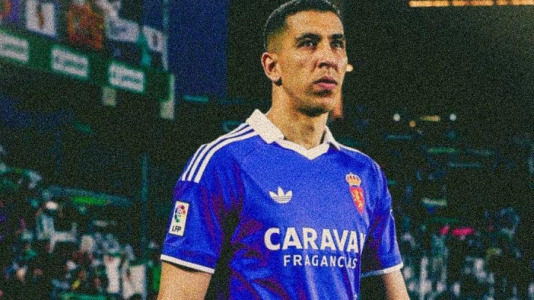 Equipos y árbitros lucieron camisetas con diseños inspirados en épocas pasadas