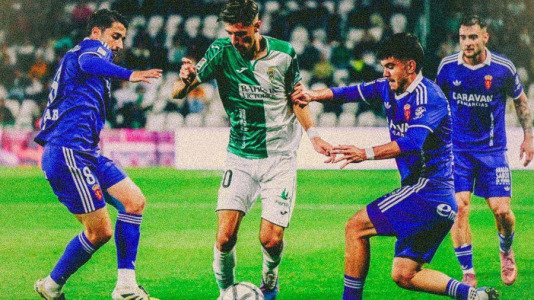 Equipos y árbitros lucieron camisetas con diseños inspirados en épocas pasadas