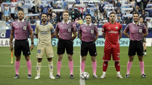 Equipos y árbitros lucieron camisetas con diseños inspirados en épocas pasadas