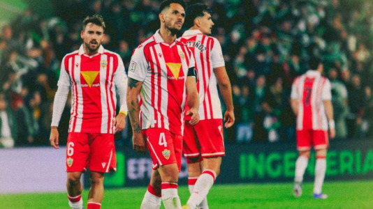 Equipos y árbitros lucieron camisetas con diseños inspirados en épocas pasadas