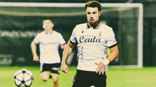 Equipos y árbitros lucieron camisetas con diseños inspirados en épocas pasadas