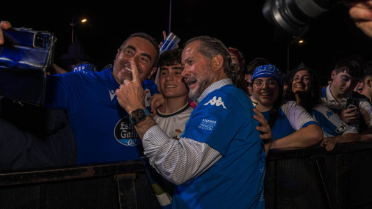 Miles de deportivistas, con Juan Carlos Escotet a la cabeza, disfrutaron antes y celebraron después con la plantilla en una noche para la historia