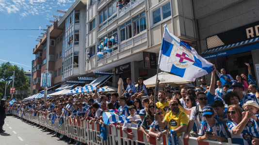 Miles de personas recibieron al Deportivo en Riazor
