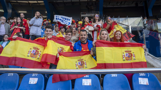 Gran ambiente en el recibimiento al combinado nacional en Riazor