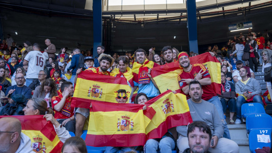 Gran ambiente en el recibimiento al combinado nacional en Riazor