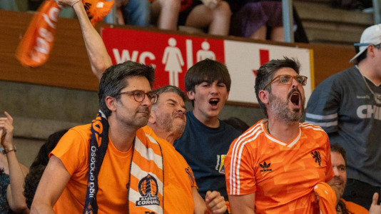 Miles de aficionados se dieron cita para recibir al Básquet Coruña y dejarse las gargantas en busca del ascenso a ACB