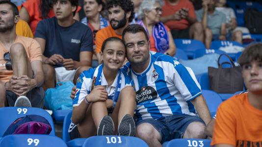 Numerosos aficionados cambiaron el naranja por el blanquiazul