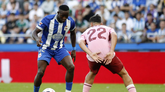 Bil Nsongo encara a Arnau Martínez en el partido contra el Valencia