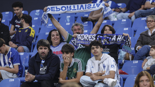 Más de 10.000 seguidores se dieron cita en Riazor para el amistoso de este viernes