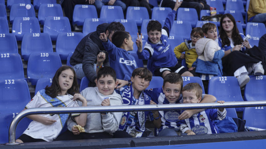 Más de 10.000 seguidores se dieron cita en Riazor para el amistoso de este viernes