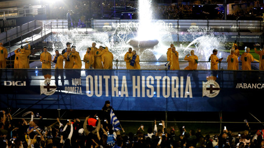 Jugadores del Depor celebran el ascenso en la fuente de Cuatro Caminos @Patricia G. Fraga