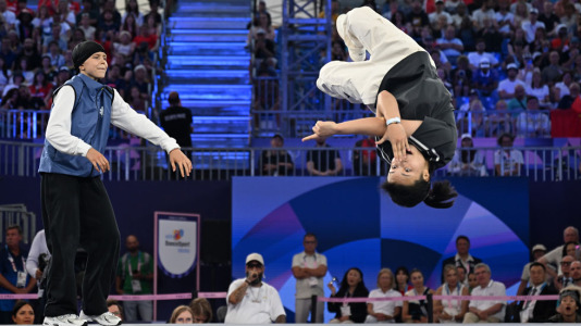 Nicka (izq.) de Lituania y 671 de China compiten en el break dance femenino