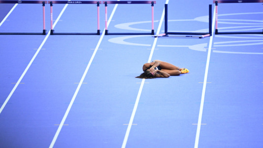 La corredora de vallas británica Lina Nielsen tras caerse durante los 400 metros femeninos