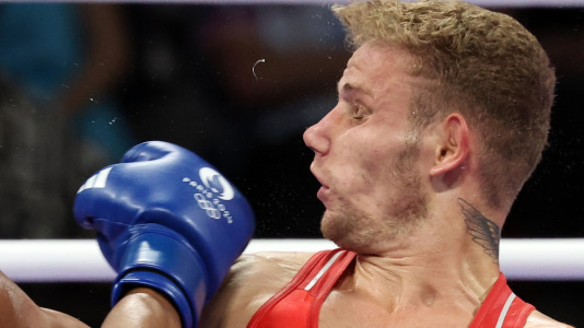 El turco Aykutsun recibe un golpe @ EFE