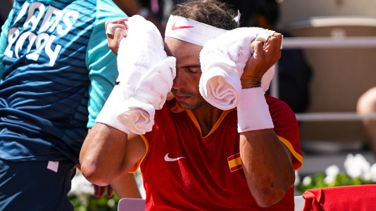 Rafael Nadal de España hace gestos contra Novak Djokovic de Serbia