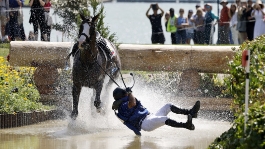 Ronald Zabala Goetschel de Ecuador se cae de su caballo Forever Young Wundermaske