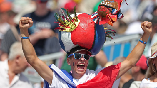 El partidario del equipo de Francia reacciona durante las eliminatorias de doble scull ligero femenino de las competiciones de r