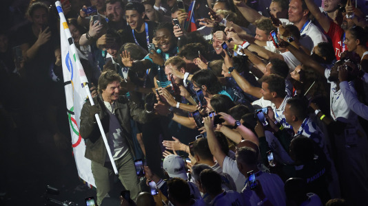 El actor estadounidense Tom Cruise porta la bandera olímpica (2)