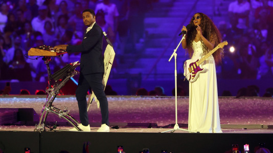 La artista estadounidense H.E.R. interpreta el himno nacional de Estados Unidos durante la Ceremonia de Clausura