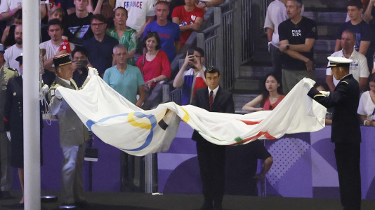 Se arria la bandera olímpica durante la Ceremonia de Clausura