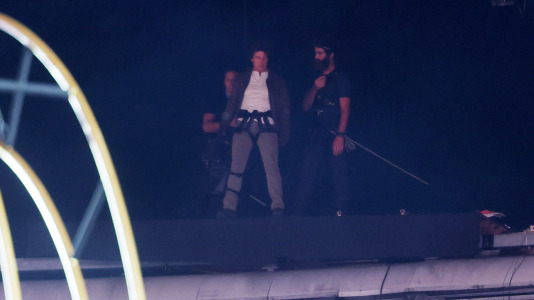 Tom Cruise se prepara para realizar su actuación durante la Ceremonia de Clausura del París