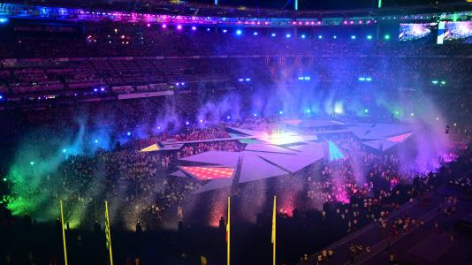 Las participantes ven el espectáculo en el Stade de France