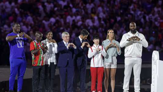 El presidente del COI, Thomas Bach (C I), el presidente de París 2024, Tony Estanguet (C R), y los representantes de los atletas