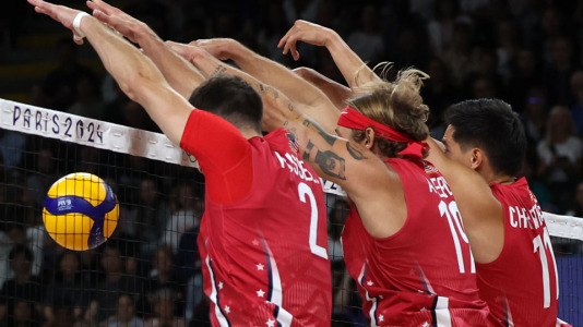 Jugadores de Estados Unidos bloquean una pelota de Facundo Conte de Argentina @MOHAMMED BADRA