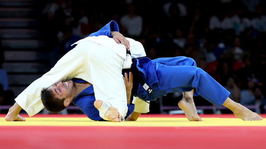 Francisco Garrigos de España (azul) en acción contra Giorgi Sardalashvili de Georgia en el bronce masculino 60kg