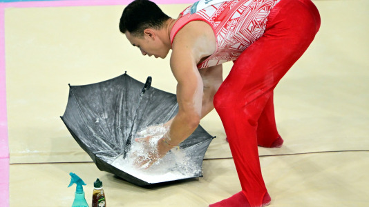 Ahmet Onder de Turquía se prepara para su actuación en las barras paralelas @CHRISTIAN BRUNA