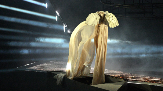Una estatua que representa a Nike de Samotracia durante la ceremonia de clausura.