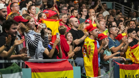Los aficionados de España celebran la victoria durante la ronda preliminar masculina del Grupo A, balonmano