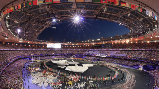 Atletas se suman al desfile en el estadio durante la Ceremonia de Clausura de París 2024