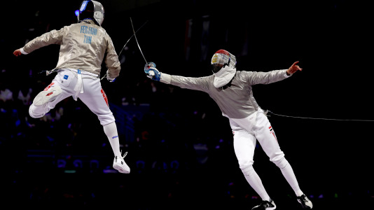 Fares Ferjani (L) de Túnez en acción contra Ziad Elsissy de Egipto en el Men Sabre @RITCHIE B. TONGO