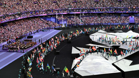 Los abanderados caminan por el estadio durante la ceremonia de clausura de París 2024 (2)