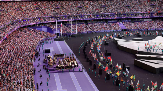 Los abanderados caminan por el estadio durante la ceremonia de clausura de París 2024