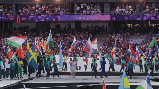 Desfile de abanderados en el estadio durante la Ceremonia de Clausura de París 2024