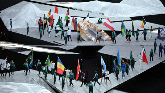 Los abanderados caminan por el estadio durante la ceremonia de clausura de París 2024