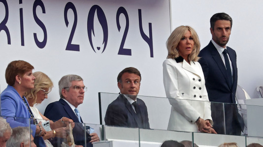 El presidente del COI, Thomas Bach, el presidente francés, Emmanuel Macron, su esposa Brigitte Macron