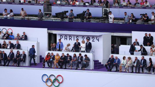 Dignatarios asisten a la ceremonia de clausura de los Juegos Olímpicos París 2024 en el estadio Stade de France de París