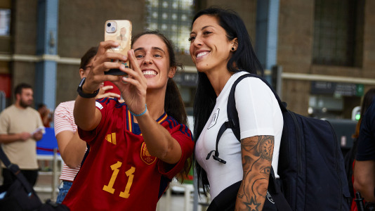 Jennifer Hermoso se hace un selfi con una aficionada a su llegada a A Coruña @EFE David Aliaga