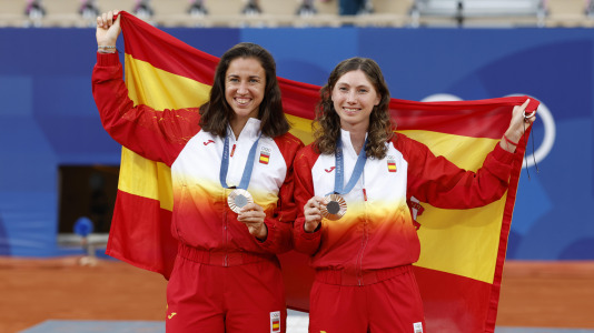 BRONCE de Cristina Bucsa y Sara Sorribes en dobles de tenis @ EFE Juanjo Martín
