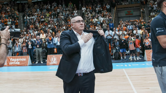Diego Epifanio, despidiéndose de la afición en su último partido como entrenador del Básquet Coruña @Carlota Blanco (1)
